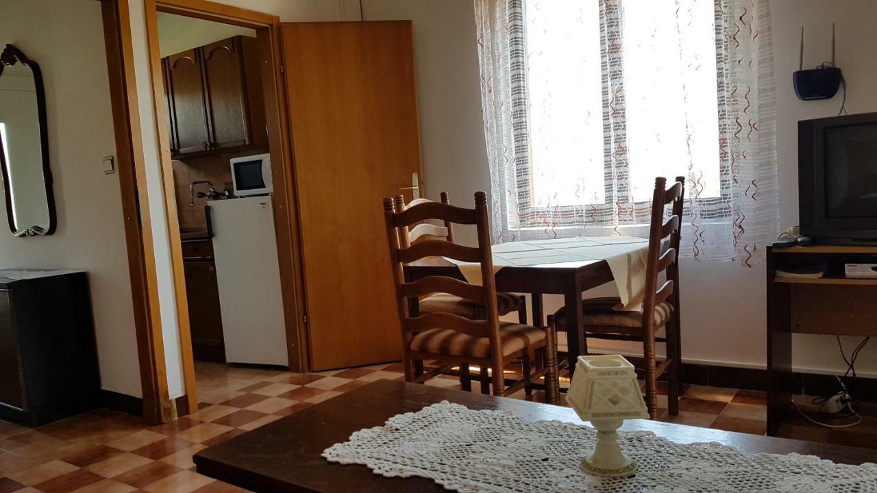 Apartments Carevi Dvori Jezera Room photo