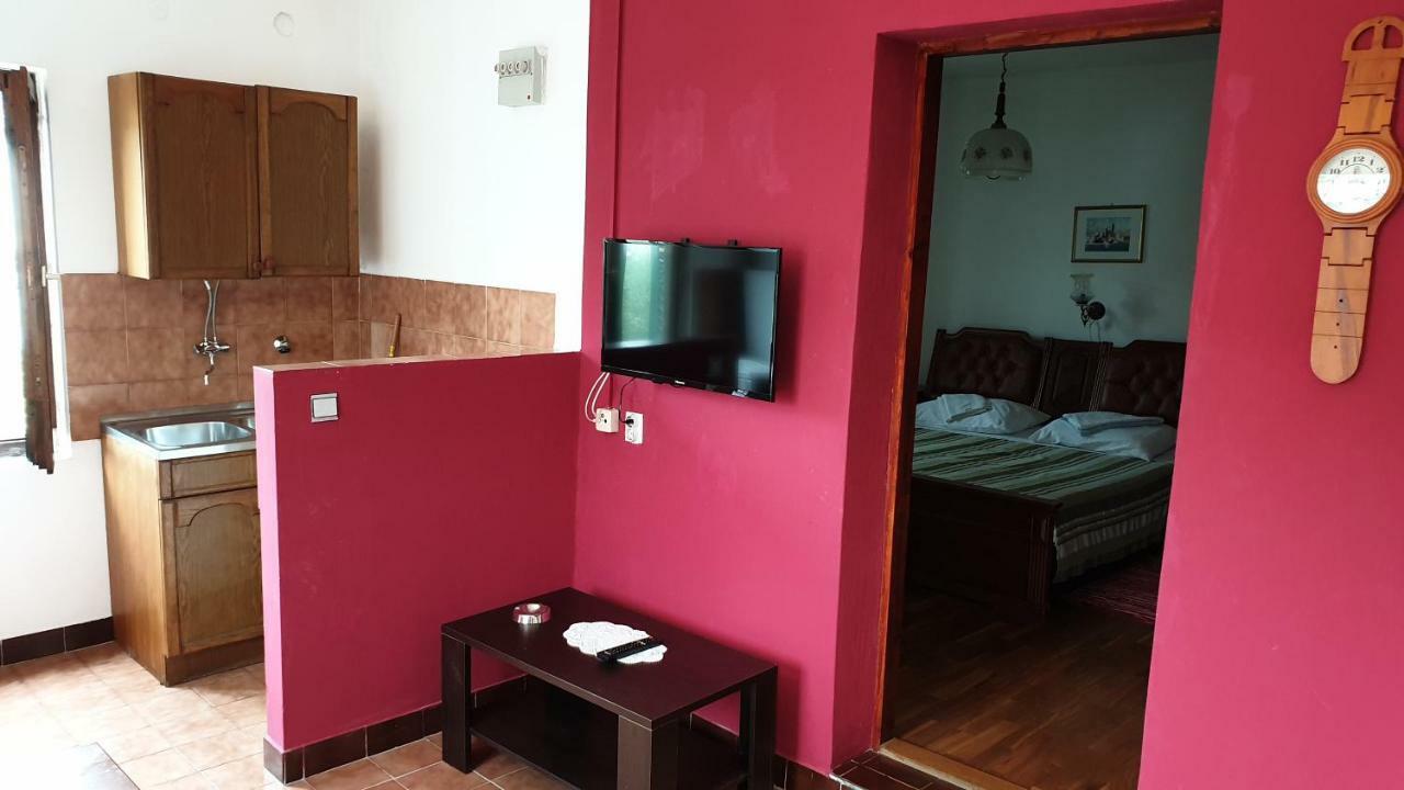 Apartments Carevi Dvori Jezera Exterior photo